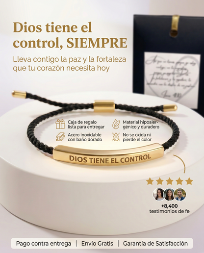 Pulsera de bisutería Patmia "Dios Tiene El Control" con diseño elegante y detalles metálicos en tonos dorados.